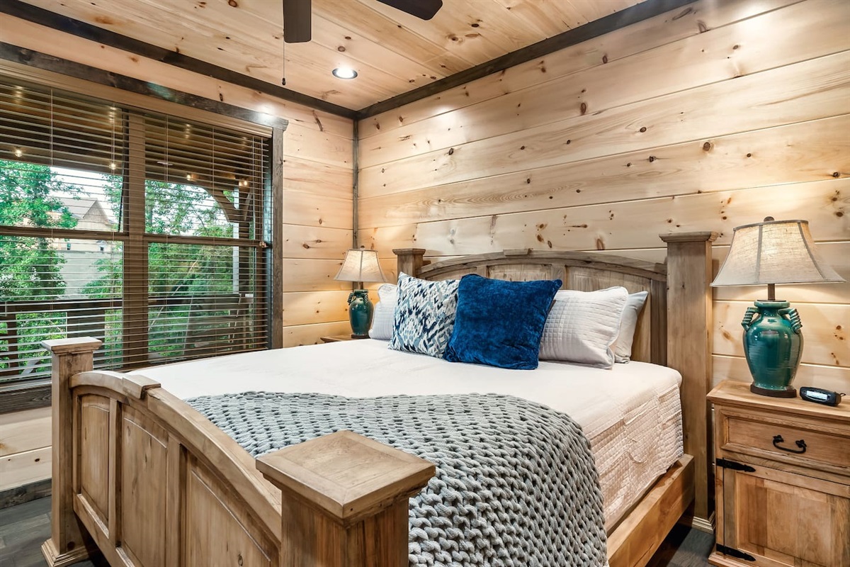 Upstairs King room with view, cable TV and private bathroom