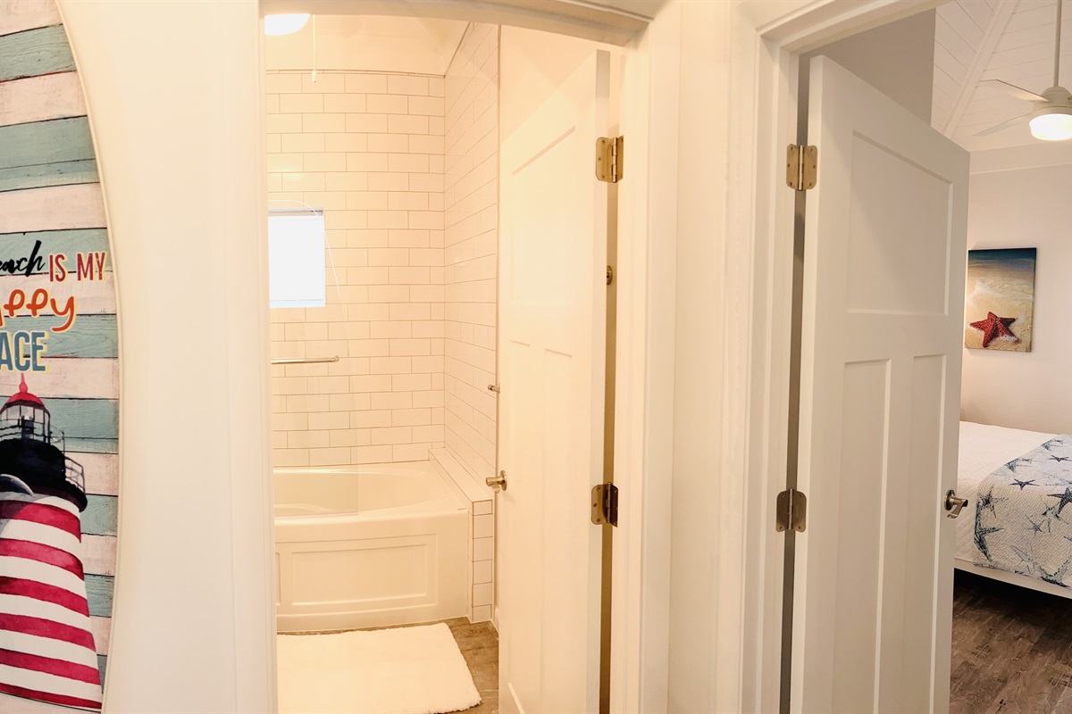 STARFISH BAY - Guest bedrooms foyer leads to a shared guest bathroom 