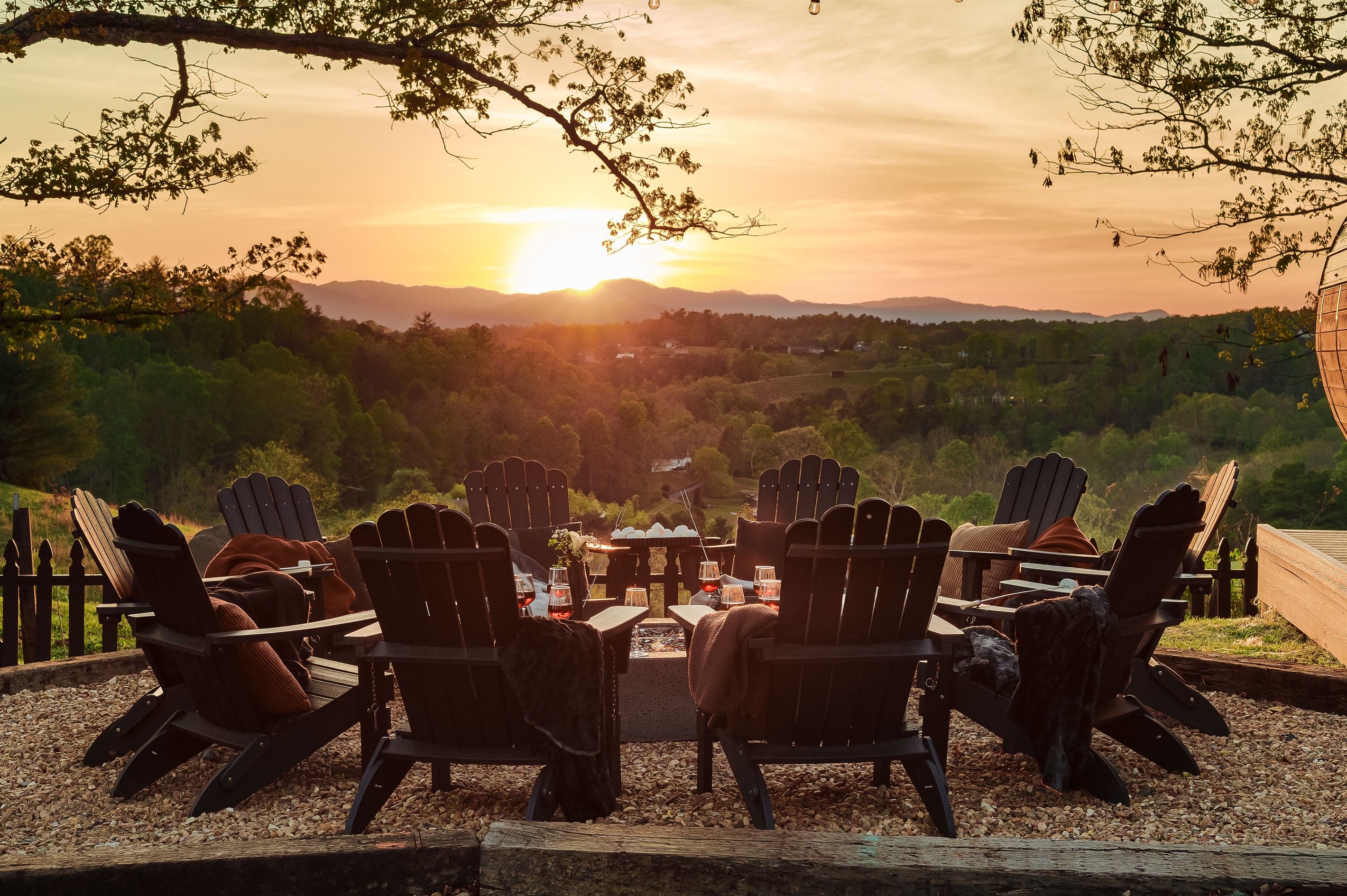 {Sunset Views} End the day gathered around the fire pit as the sun sets over the Blue Ridge Mountains. The kind of view that turns simple evenings into core memories.