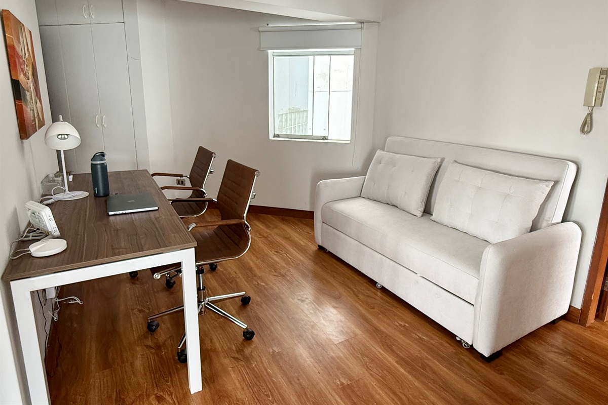 High-speed 500 Mbps fiber optic internet dedicated workspace, ideal for remote work. Sofa bed with capacity for up to 2 people.