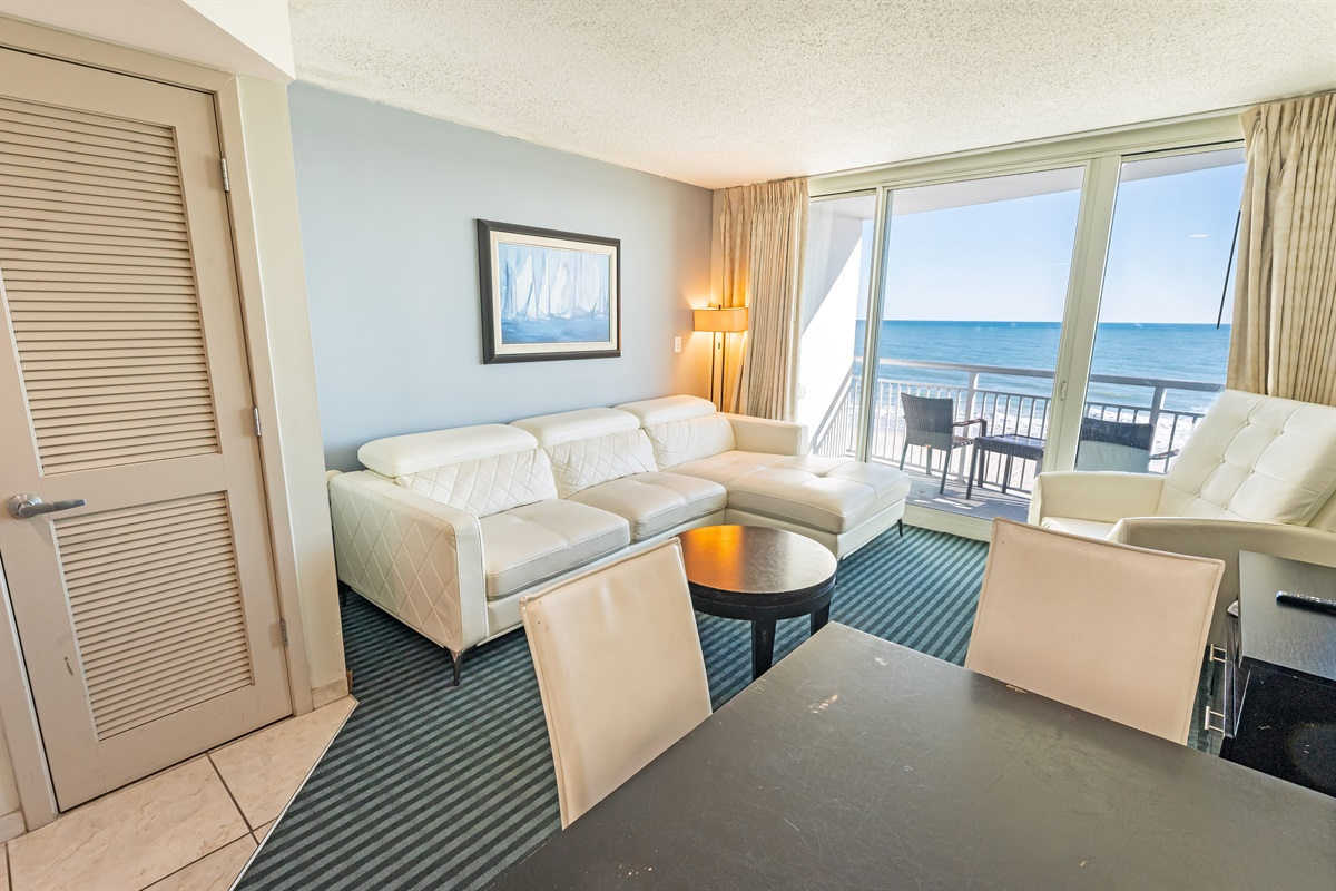 Living Room with Stunning Views🌊☀️