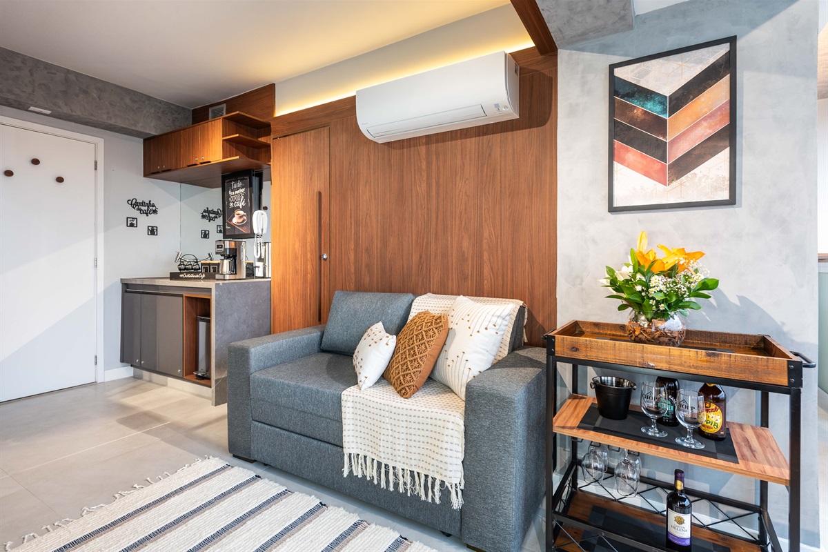 Sala decorada ✨ Sala de estar com aparador decorado, ar-condicionado e integração aconchegante com a cozinha.