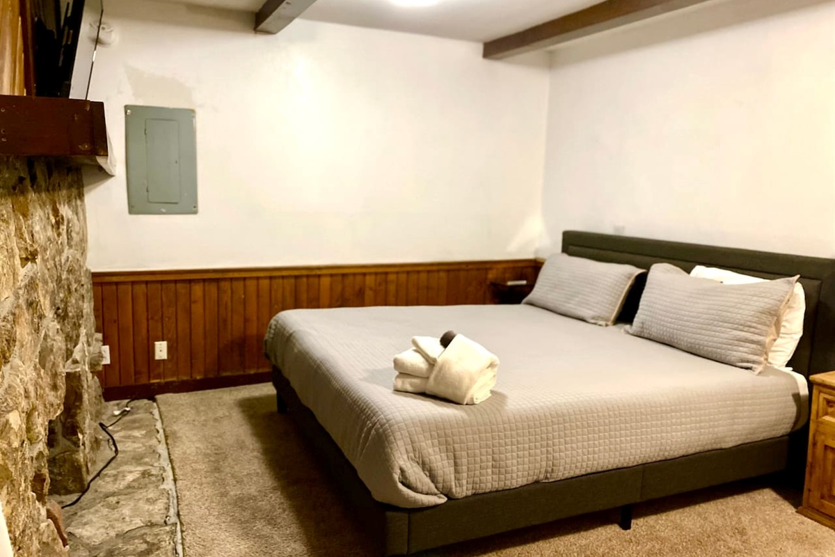 Bedroom 11, downstairs King bed