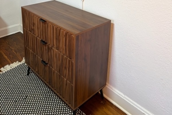 Queen bedroom 32" smart TV/Dresser