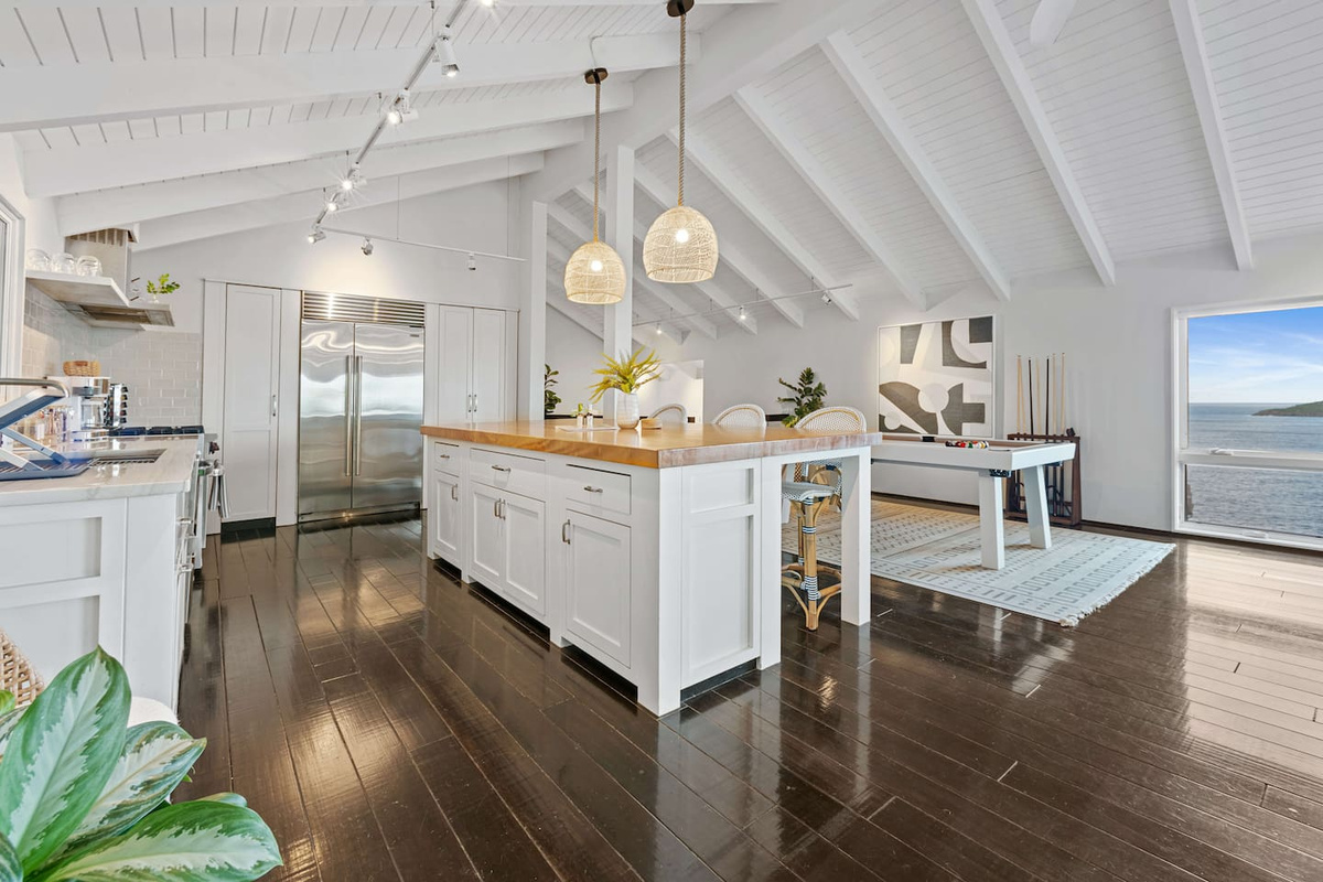 Chefs kitchen, ready for those who want to cook or to hire a cook to come in! 