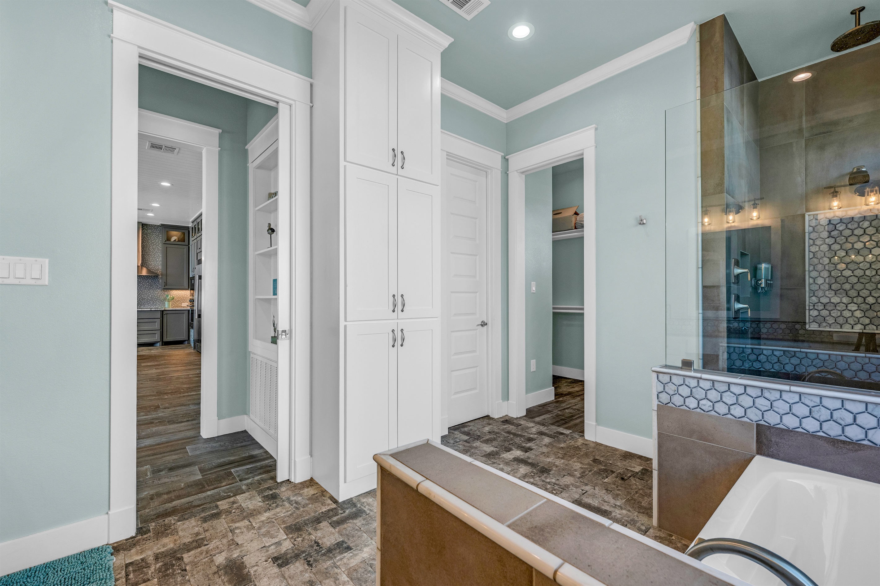 Crystal Paradise Bathroom 2 Ensuite: Ensuite bathroom featuring contemporary design and all the essentials for comfort.