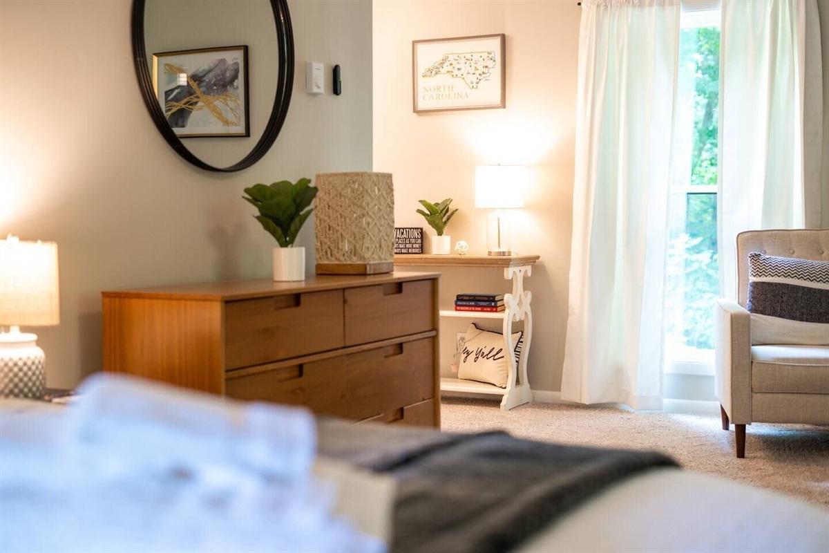 Unit 1: Bedroom #2 (King) Includes Roku TV (Hulu+, ESPN+, & Disney+)