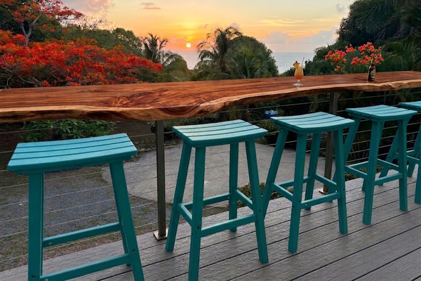 The heartbeat of the outdoor deck. Hand-finished from locally grown mahogany, this expansive bar top offers sweeping Caribbean views from day to night. Ease into the morning with a cup of coffee, and return in the evening with a cocktail