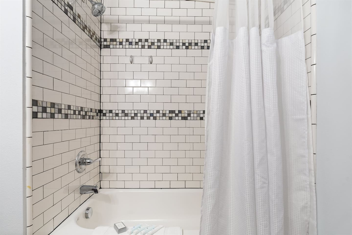 Front Home: Relax & Refresh in Our Stylish Bathroom ✨