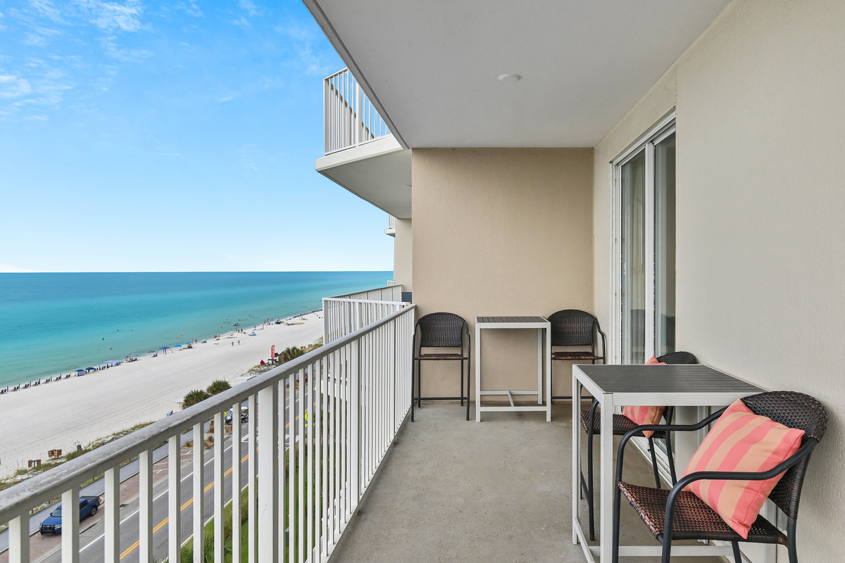 Stunning views from this 7th Floor, Corner-Unit Condo! The perfect place to enjoy your morning coffee or a cold afternoon beverage.