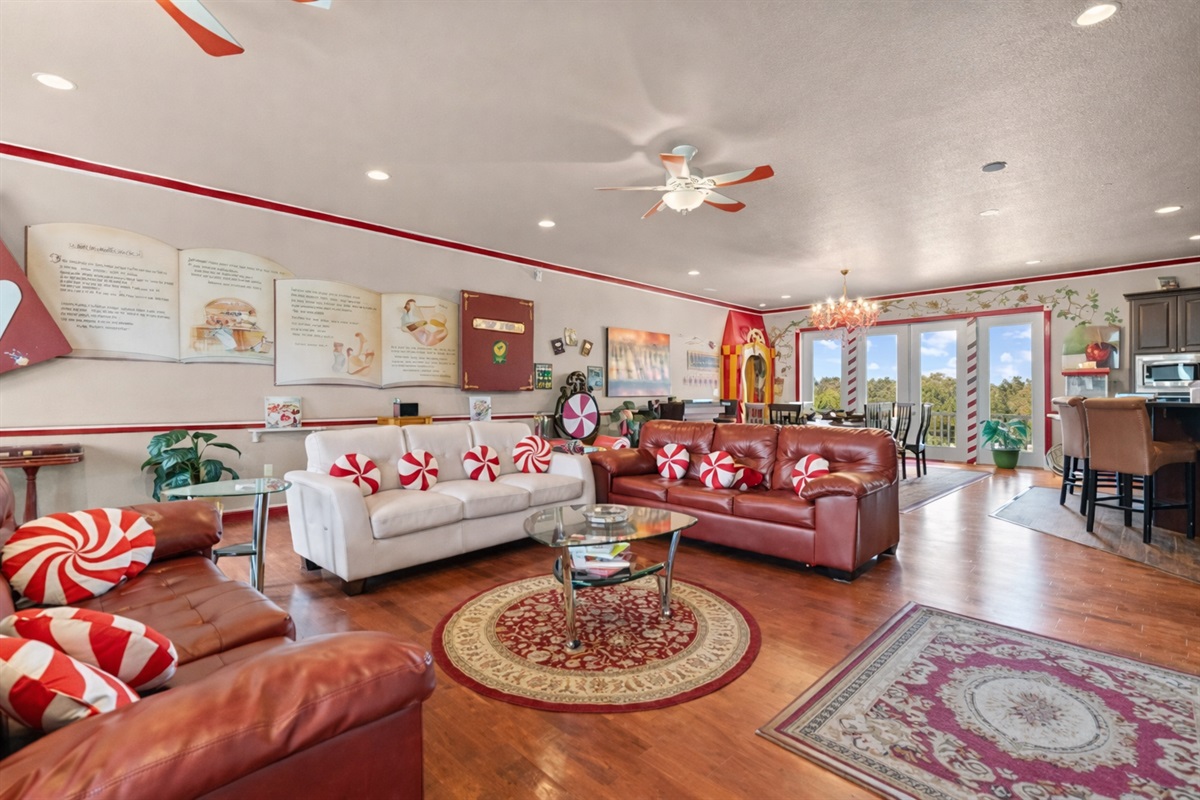 Grandeur candy-themed lounge