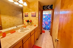 Full bathroom adjacent to the queen bedroom upstairs