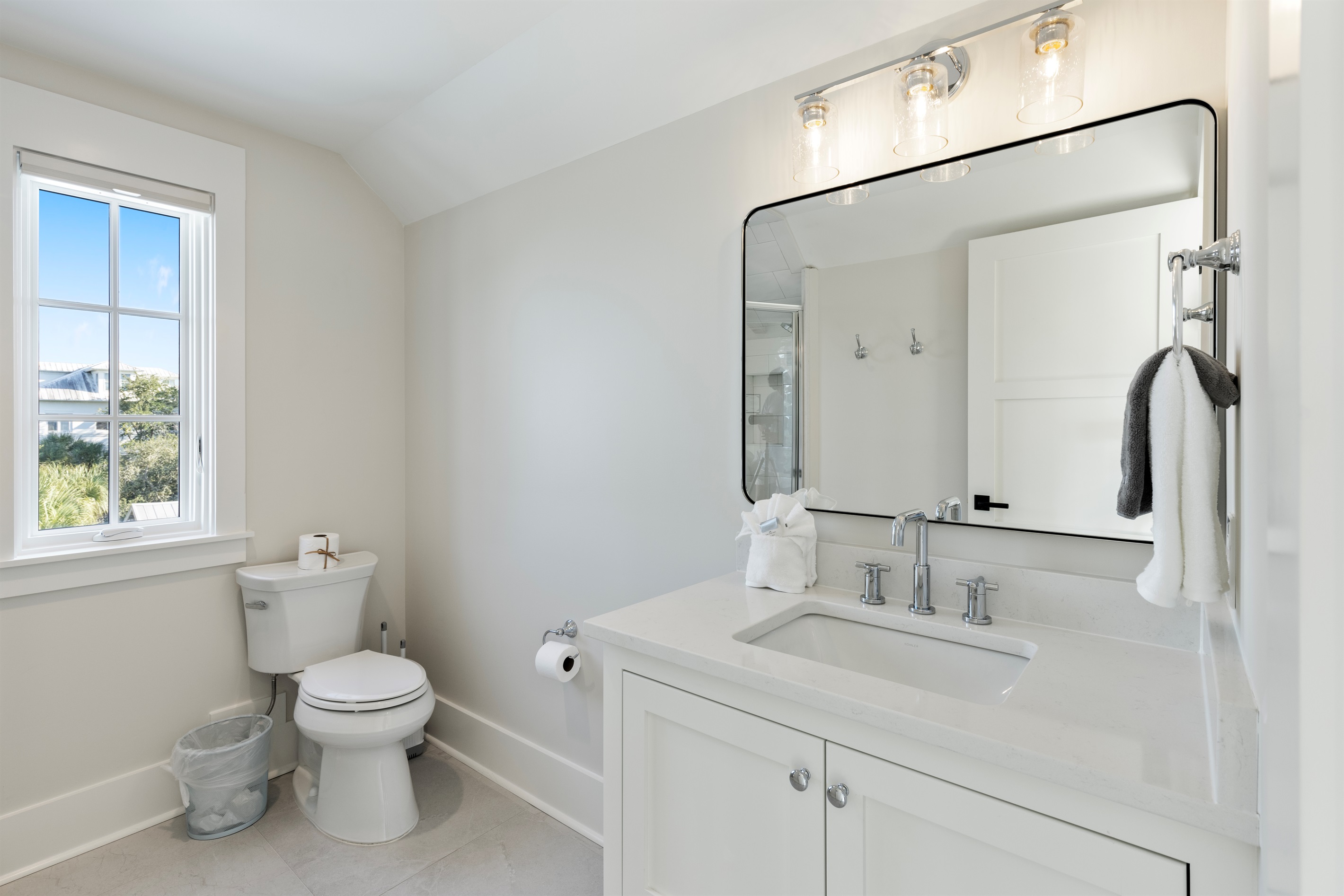 3rd Floor Full Bathroom