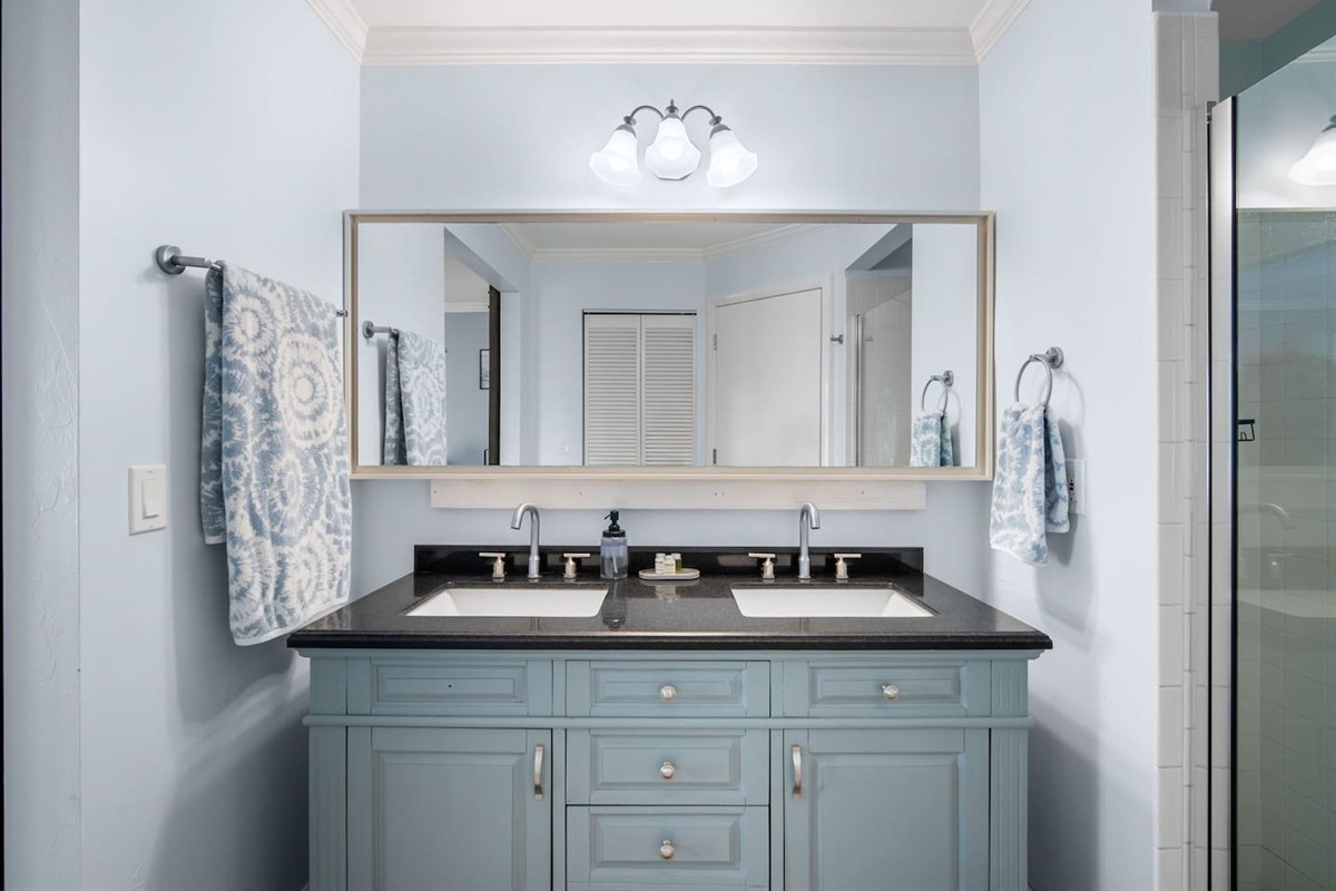 Dual sink in the main bathroom
