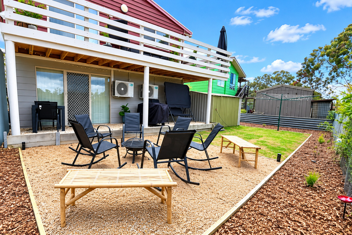 Enjoy sunny afternoons at Carlene’s Getaways, with a spacious outdoor entertaining area, comfortable seating, and a private backyard perfect for relaxing with family and friends.