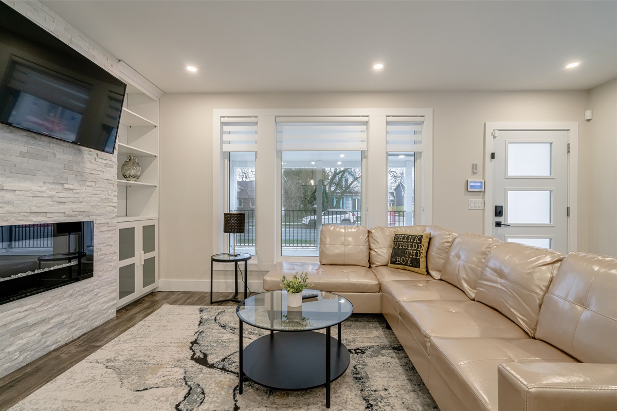 Cozy Living Area with fireplace and Smart Tv