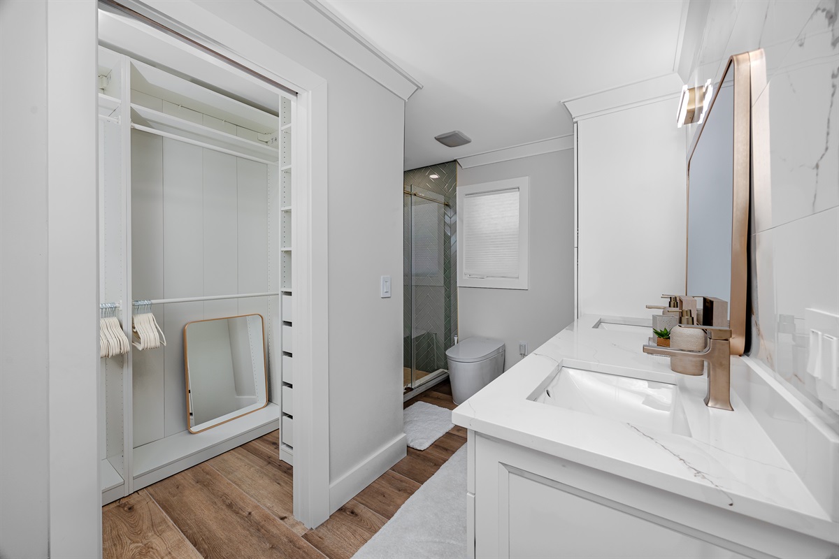 Ensuite Bath & Closet