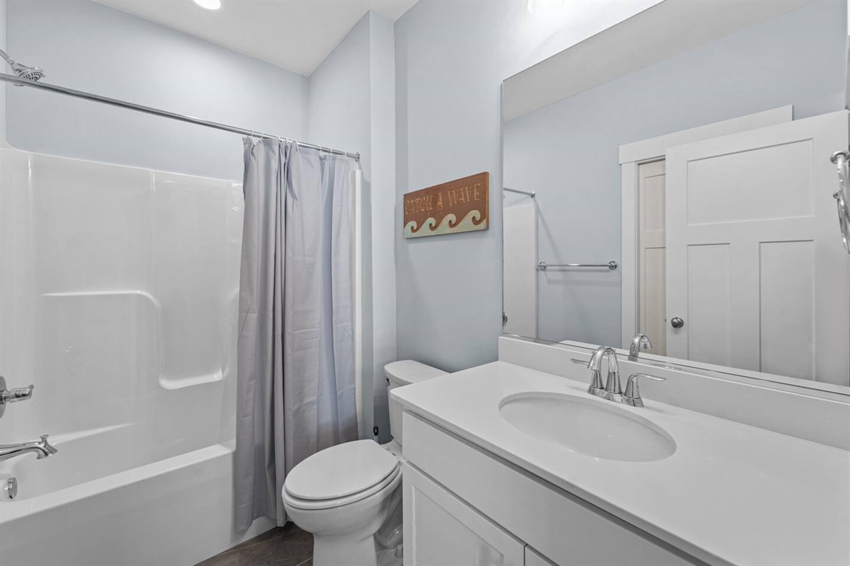 Queen Bed Ensuite Bath with shower / tub combo