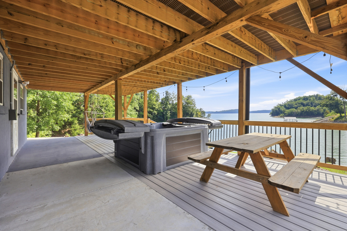 Hot Tub and picnic area 