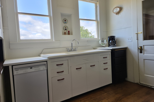 Kitchen - 18" "apartment size" dishwasher and sink