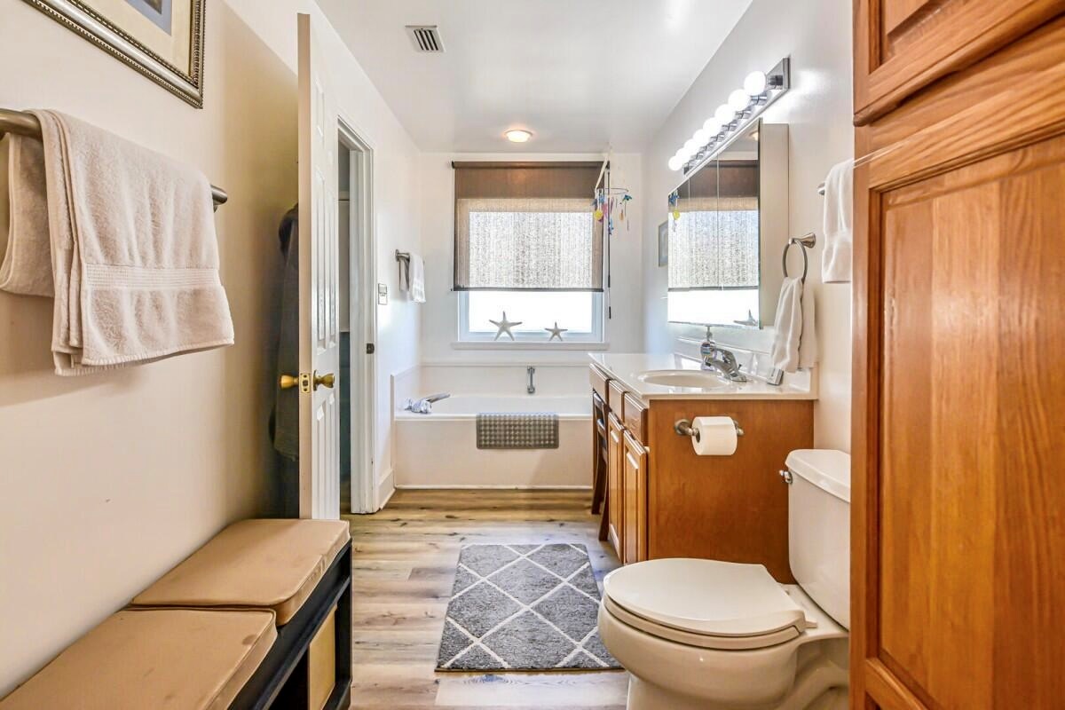 Ensuite bathroom (first floor)