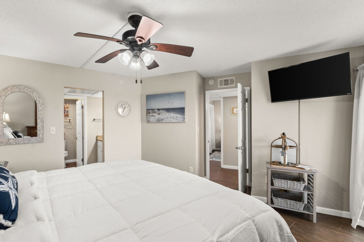 Main bedroom with a king bed, clothing storage, ceiling fan and ensuite bathroom