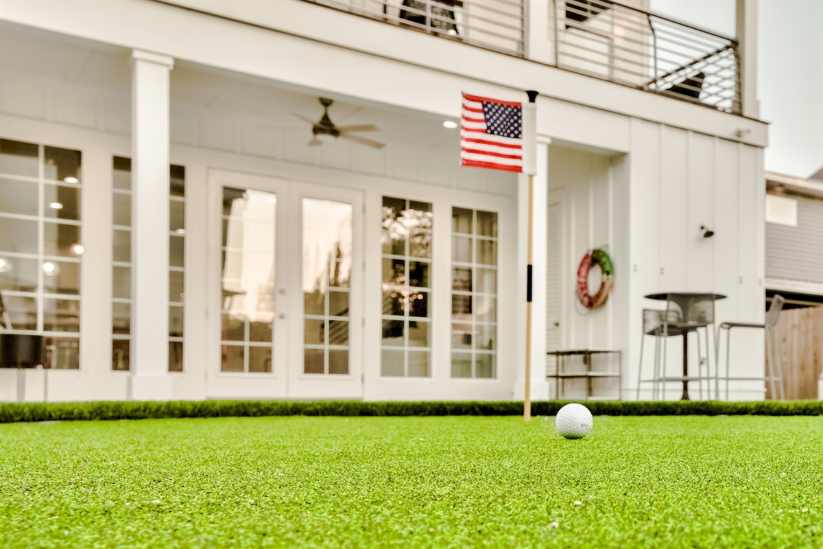 3 hole putting green