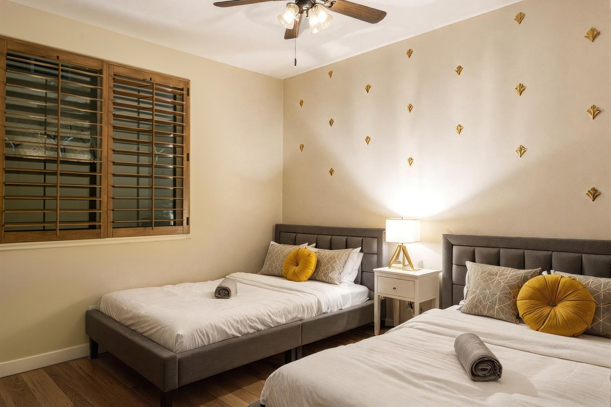 Double bed bedroom with closet - perfect for friends, kids or flexible sleeping arrangements