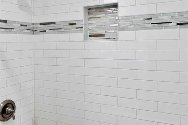 Hallway bathroom with bathtub/shower combo