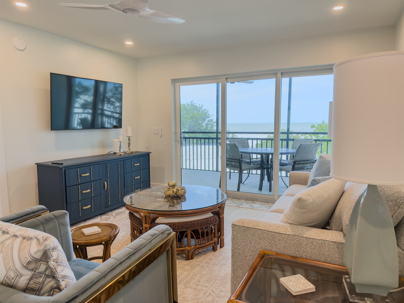 Living Room Area w/ Pullout Couch