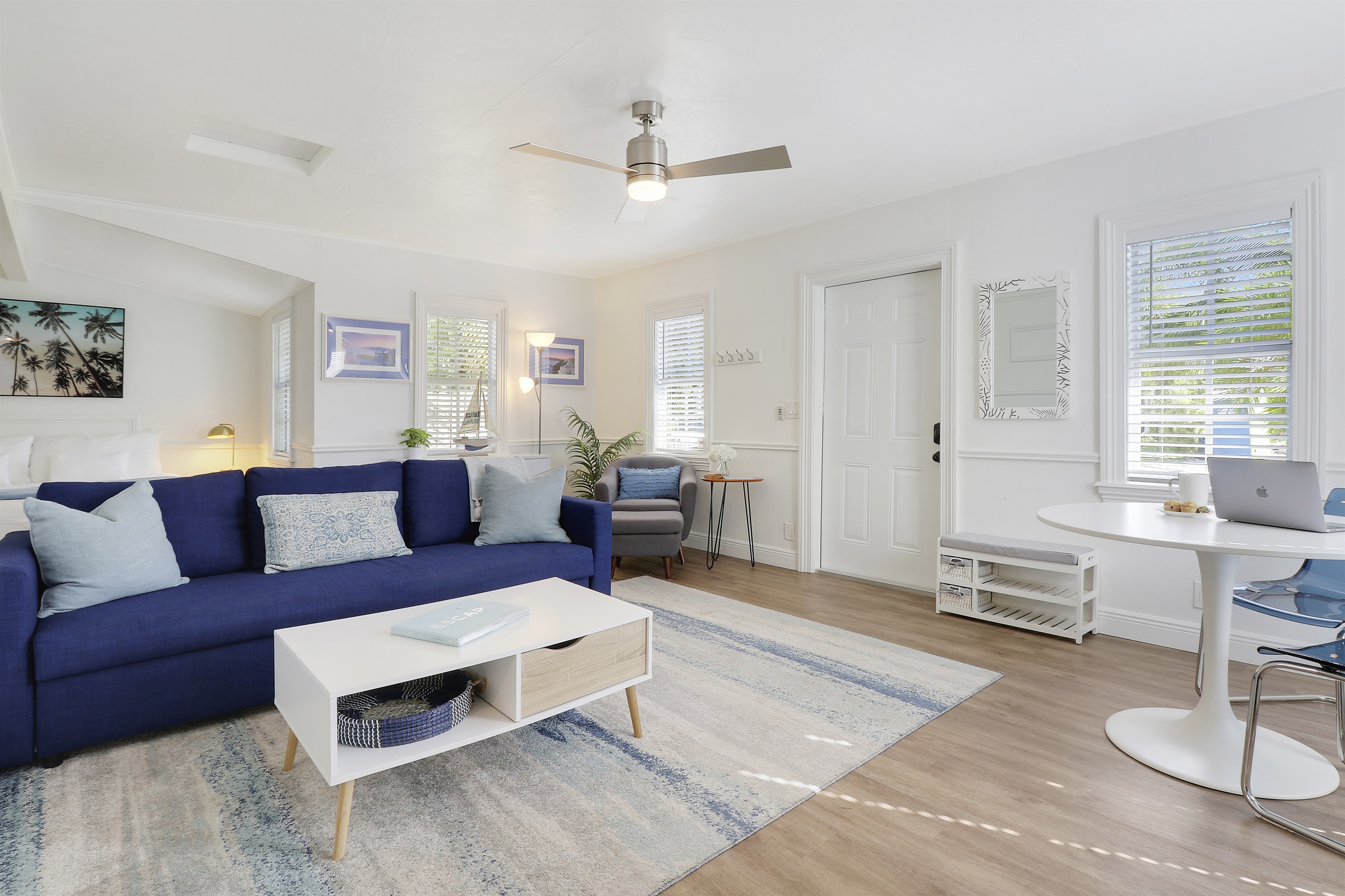 Paradise Breezes Cottage House, living area with kitchen table