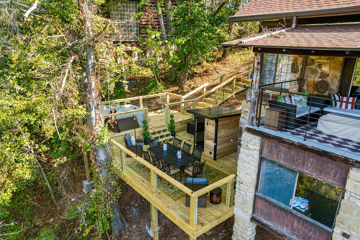 The glow-up deserves a closer look. ✨

Hot tub. Sauna. Fire. Views. And a whole new way to experience Cliff Haus. 🌲🔥♨️
