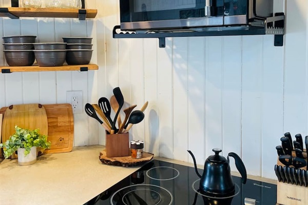 The kitchenette in our treehouse features a cooktop and toaster oven for meal preparation, but please note that it does not include an oven.