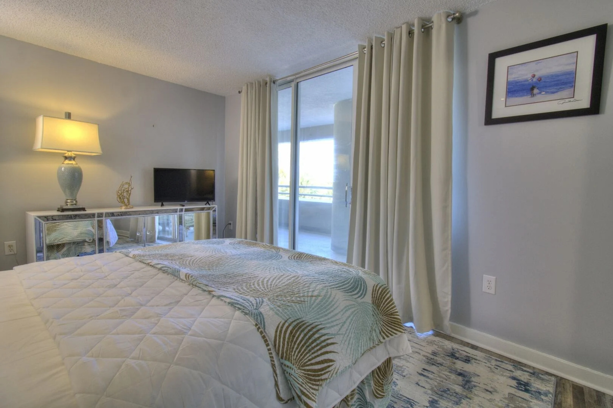 2nd Bedroom with Queen bed, balcony access and ensuite
