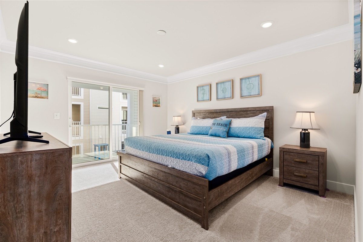 Owner's suite with private deck(3rd floor)