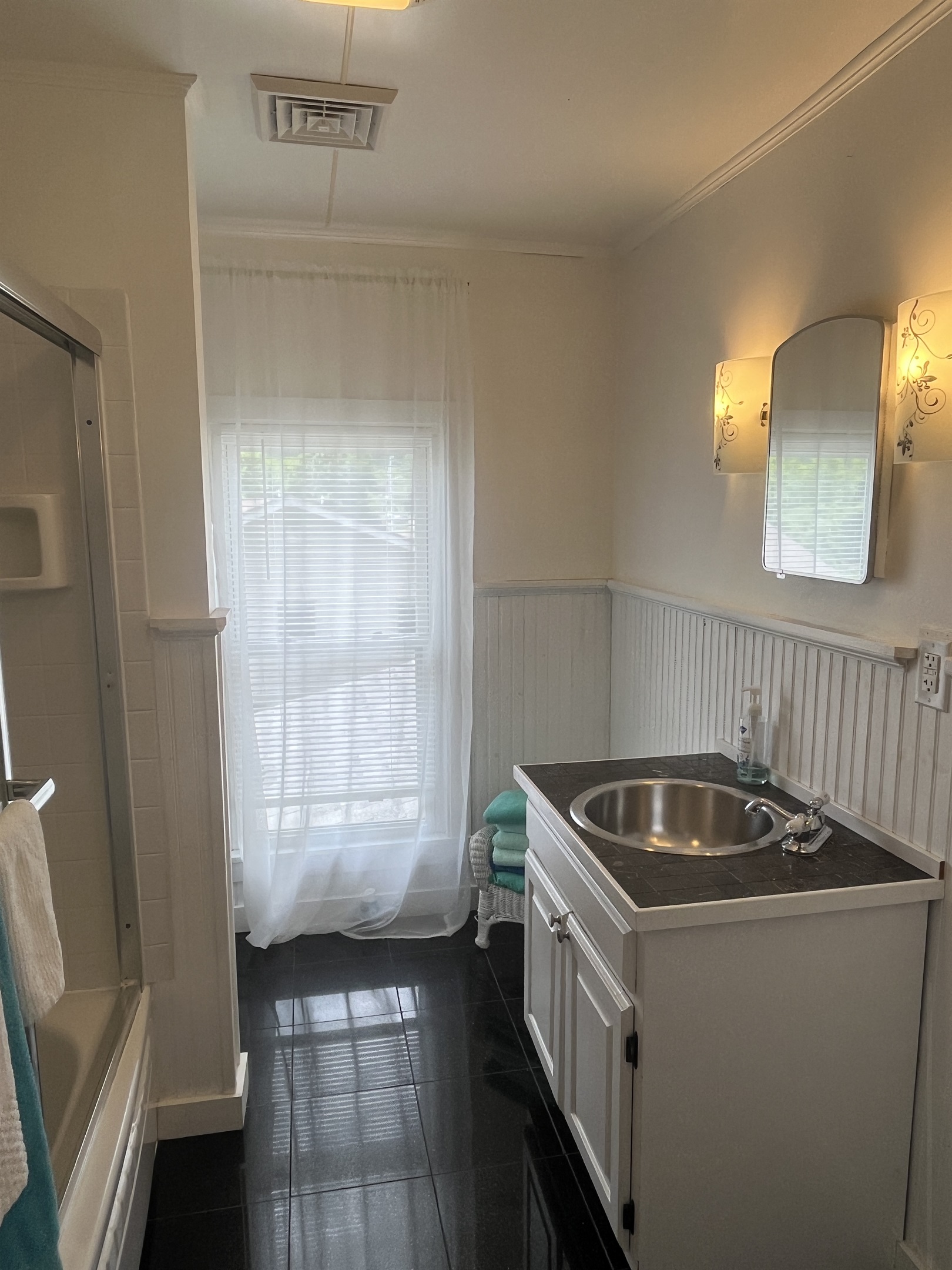 Bathroom with tub/shower