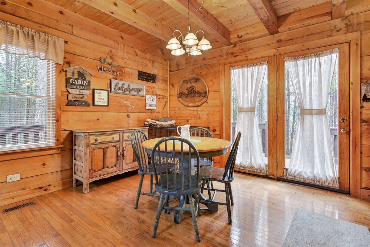 Seating for 4 in the dining area