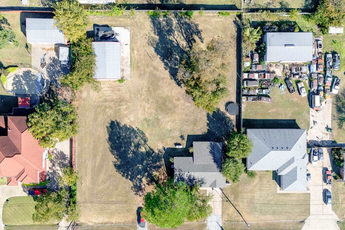 Bird’s-eye view of this 3-bed, 2-bath Grand Prairie home near EpicCentral, Six Flags, and AT&T Stadium — large yard and easy parking for up to four vehicles.
