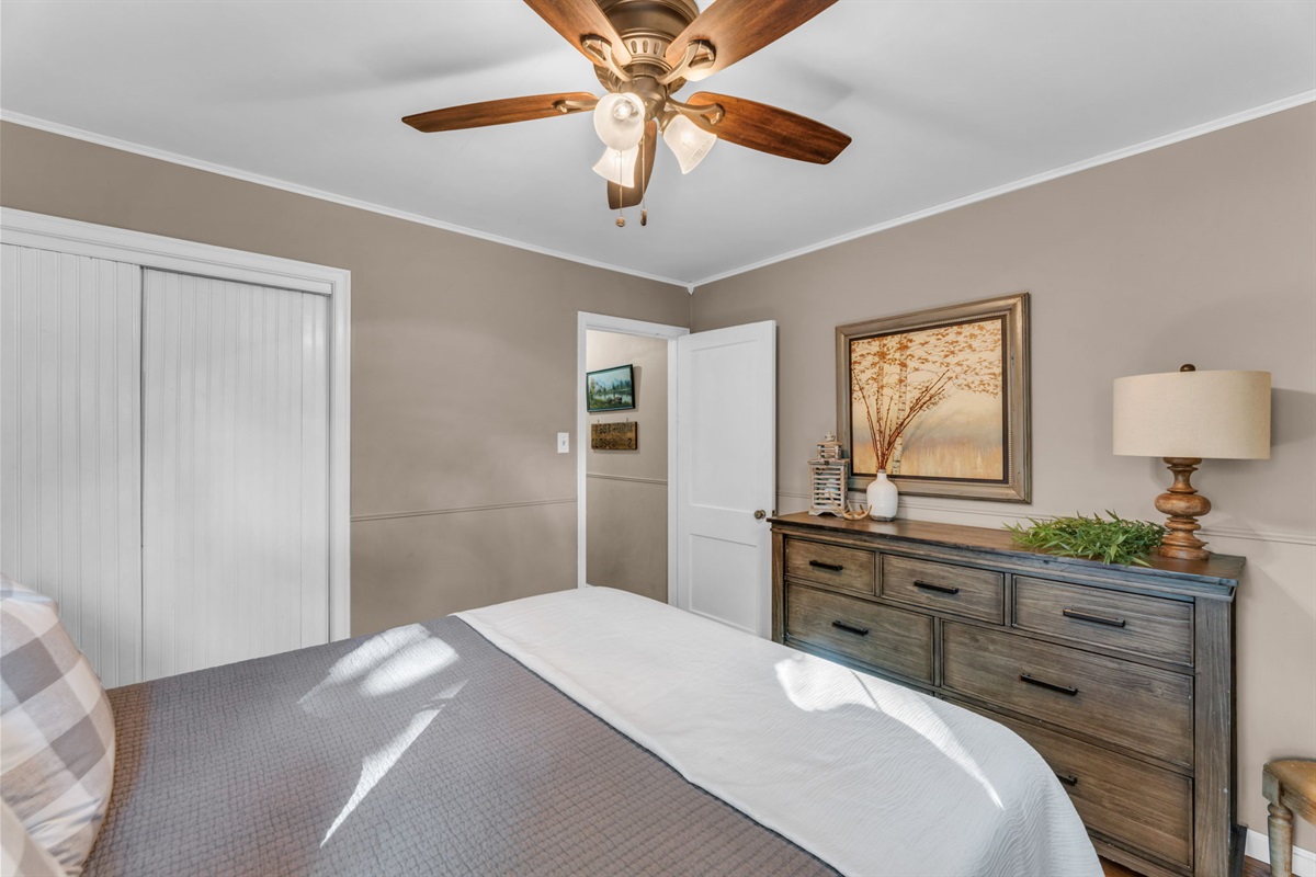 Unwind after a day in Topeka with the comfort of the queen bed and the gentle breeze of the ceiling fan.