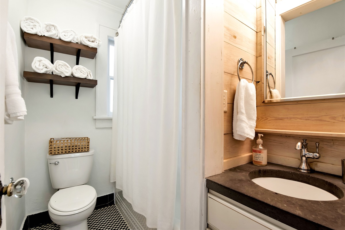 Full bathroom with Tub