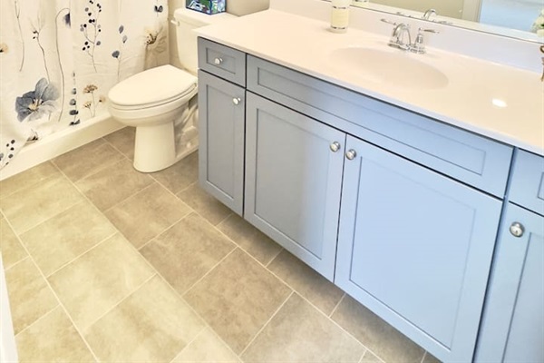 Of course, the hydrangea king suite has an adorable en suite full bath also with a floral pattern also done in soothing blues and grays. Every detail is well thought out at Blueberry Bay.