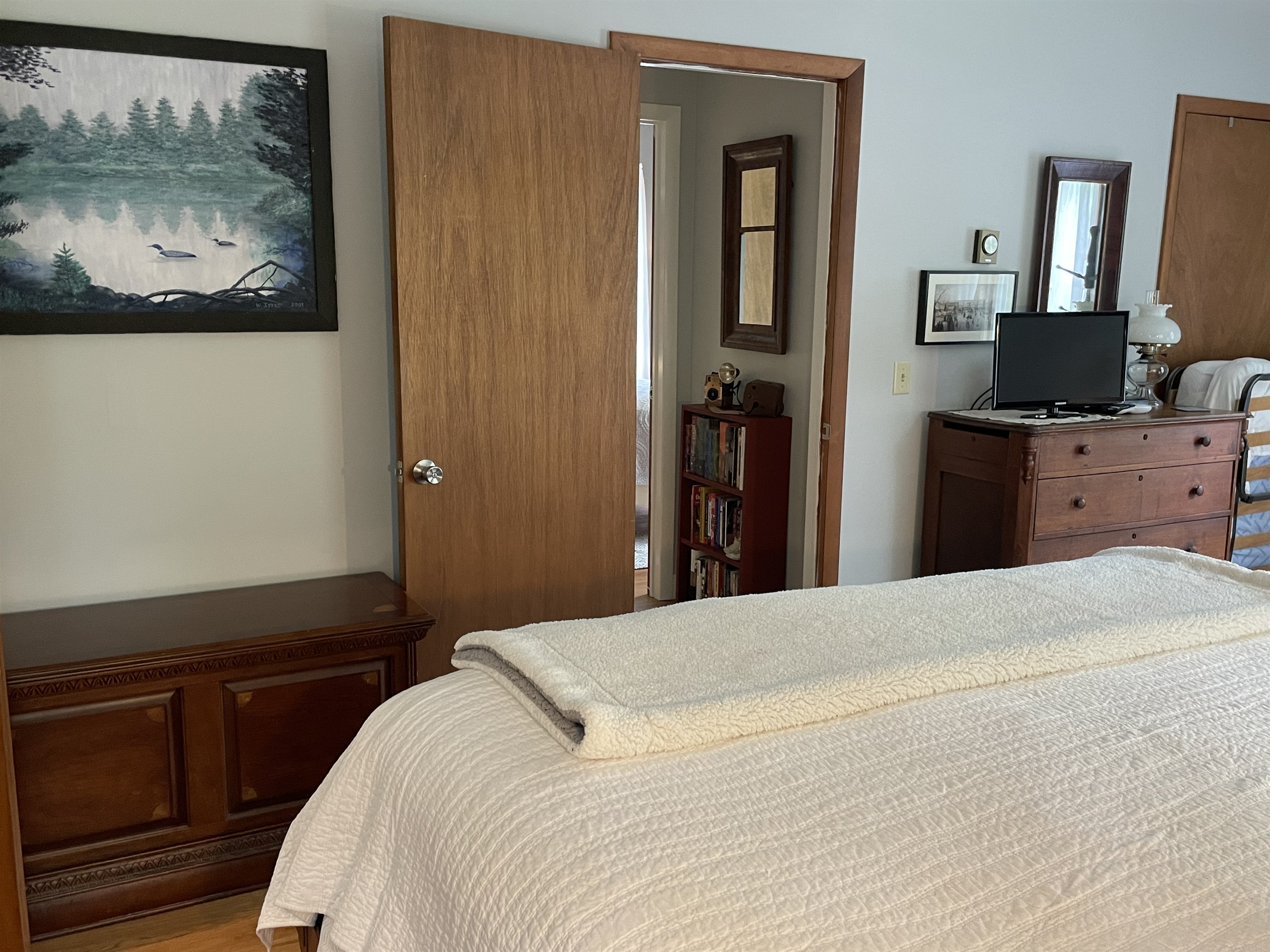 King bed with ensuite 1/2 bath