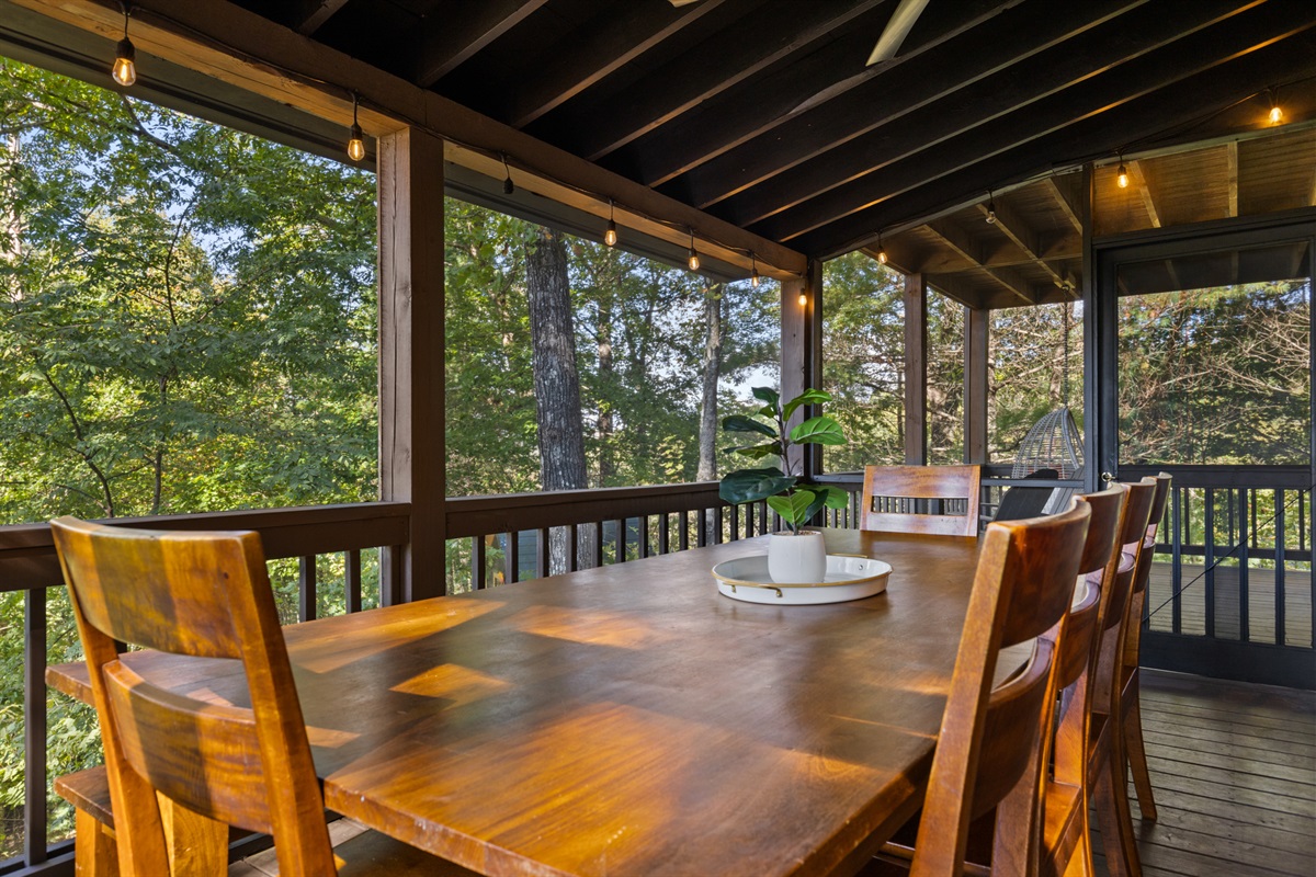 Every meal tastes better with views like this! Dine al fresco, mountain style.