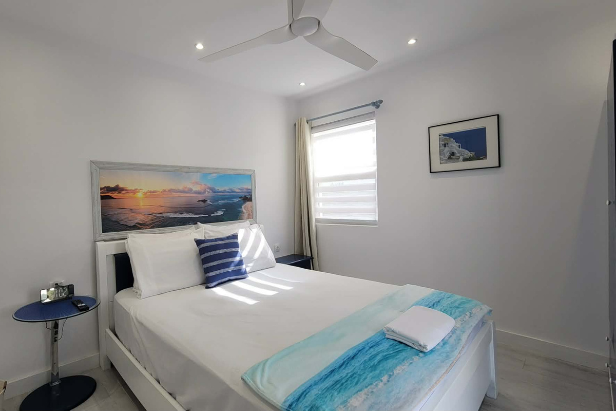 Bedroom with Queen size plush mattress
