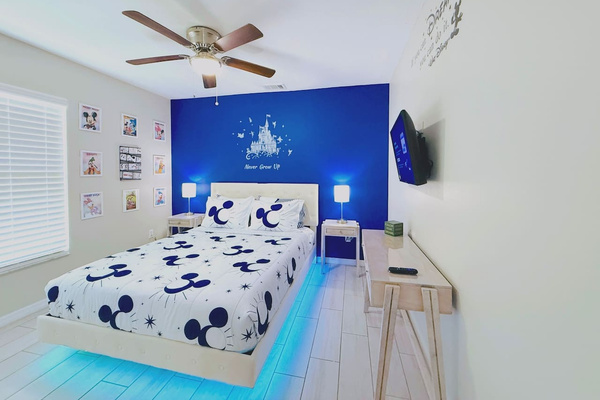Fun Mickey room – queen bed