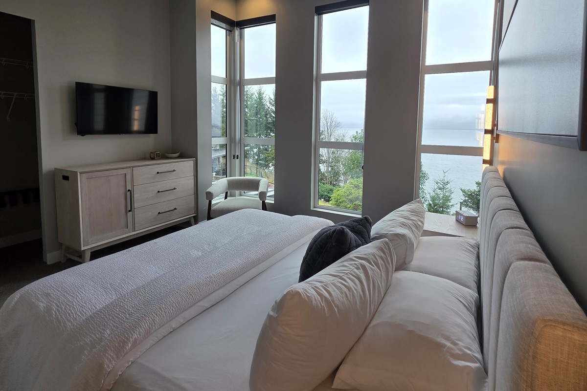 Clear Oceanviews from King bed in primary.