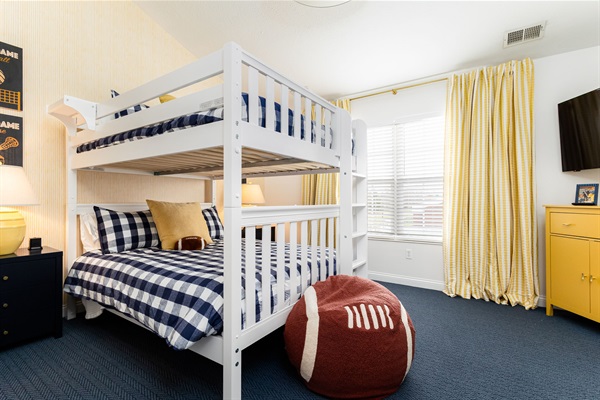 Upstairs - Queen Bunkbed Bedroom