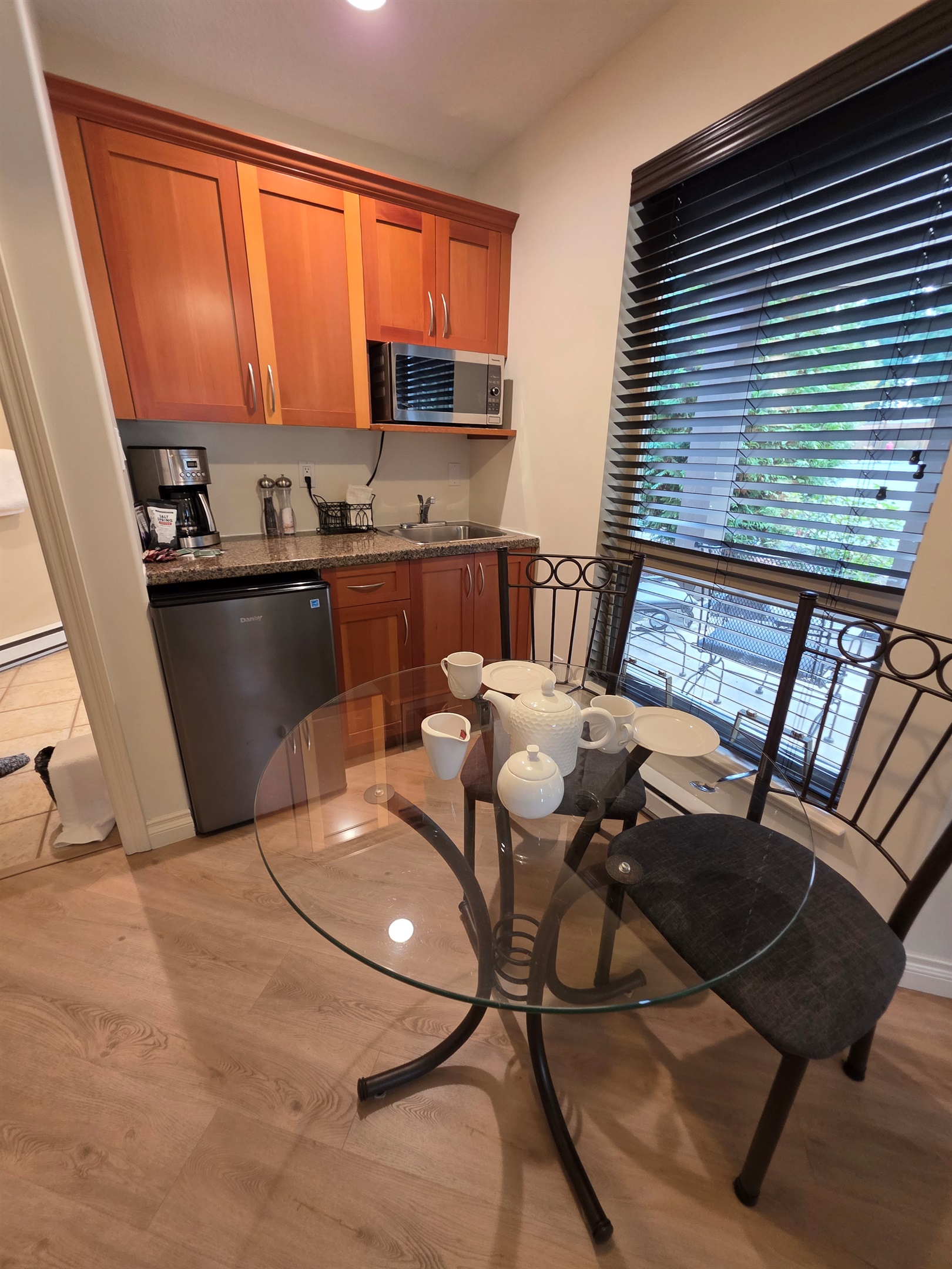 Unit B The roomiest Kitchenette with microwave and modern bar fridge 