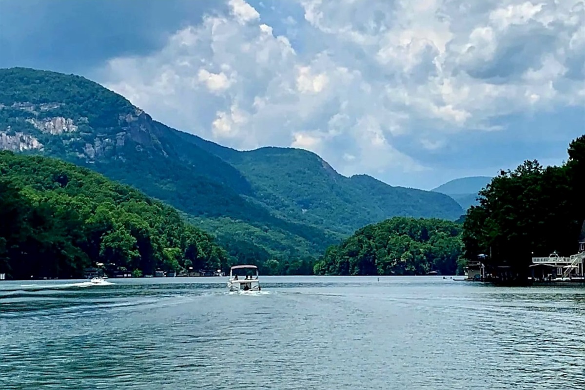 Pontoon Boat rental on beautiful Lale Lure available!