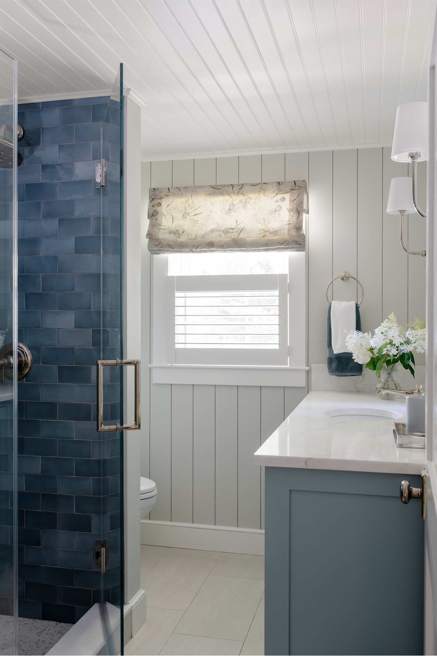 Upstairs full bath: a clean and convenient space for everyone.